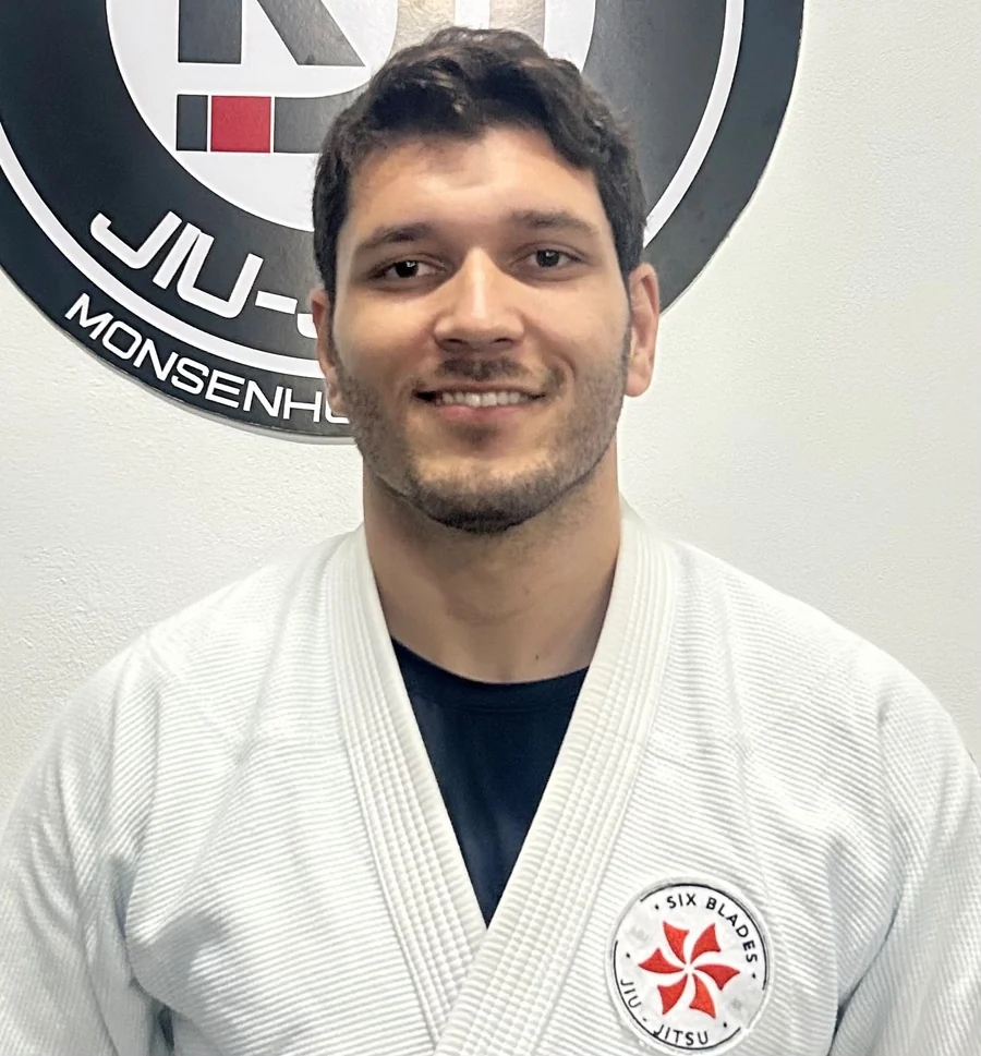 Instrutor Elioenai Martins com kimono branco no CT da Respire