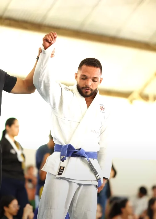 Instrutor João Lucas com kimono e faixa azul em uma competição