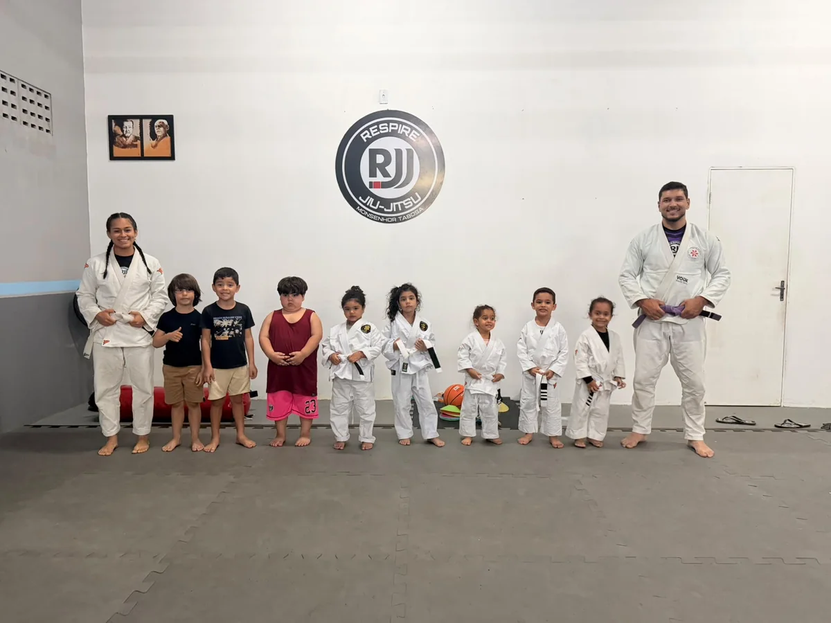 Crianças e instrutores da turma infantil no CT
