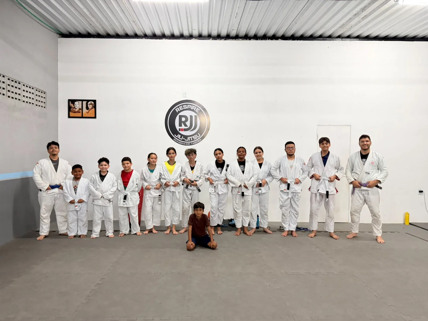 Turma Kids 2 da Respire, de 7 a 16 anos, reunida no tatame