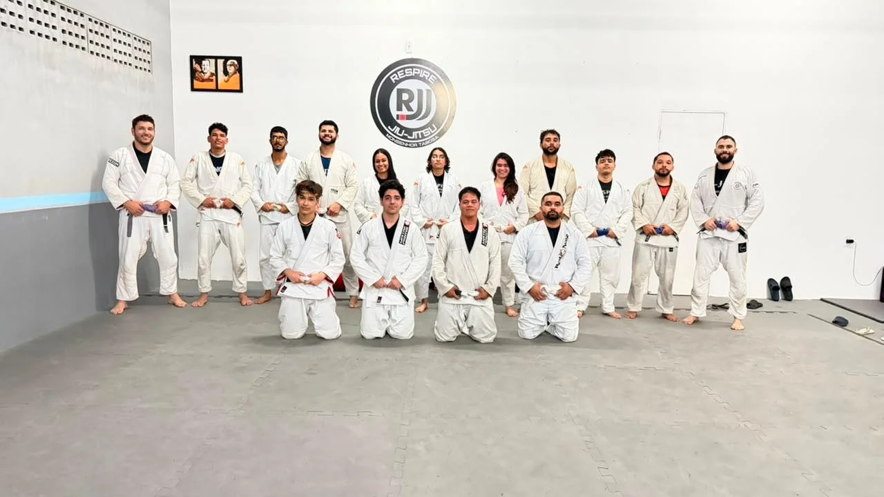 Equipe adulta da Respire reunida com kimono no CT